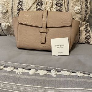 KATE SPADE BAG, BRAND NEW.BEAUTIFUL AND CHIC GOES WITH EVERY OUTFIT.
